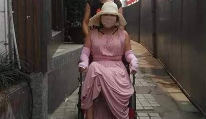 家长花费400多万整容200次的“红粉宝宝”，现状如何？与之前判若两人