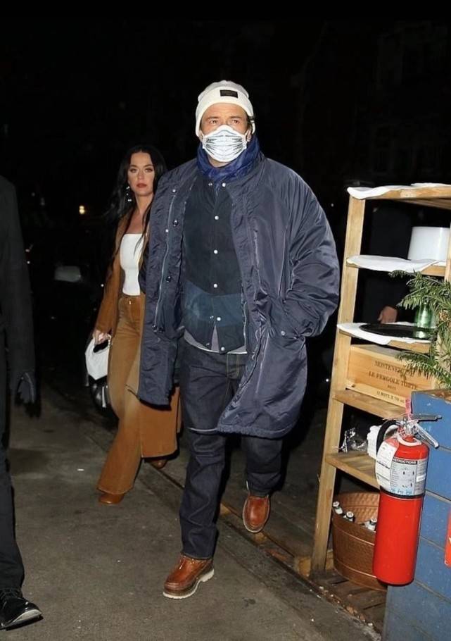 身材 精灵王子一家三口首次同框!1岁女儿粉衣裹身超萌,水果姐尽显老态