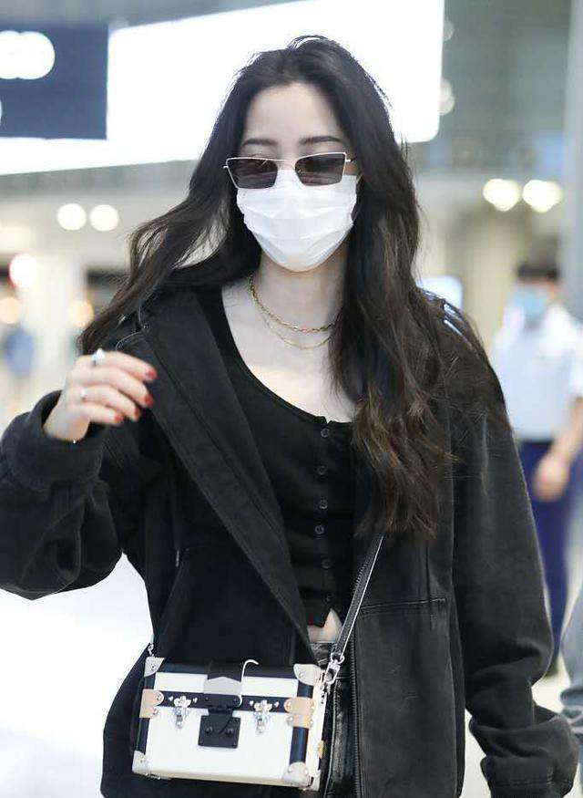 黑色 欧阳娜娜的穿搭宝典！各种风格可盐可甜，跟着学让你变身鬼马少女