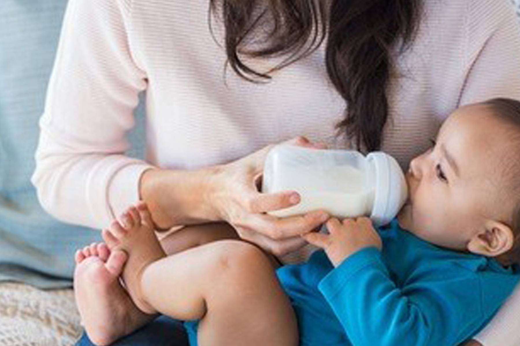吃胸两人吃一个奶一人吃p免费 上面一边亲下一边面膜