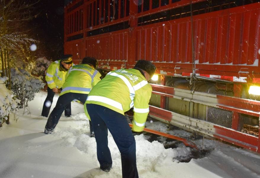 4辆货车因大雪滞留高速 交通执法人员深夜开道护送_越野客车冰雪路面