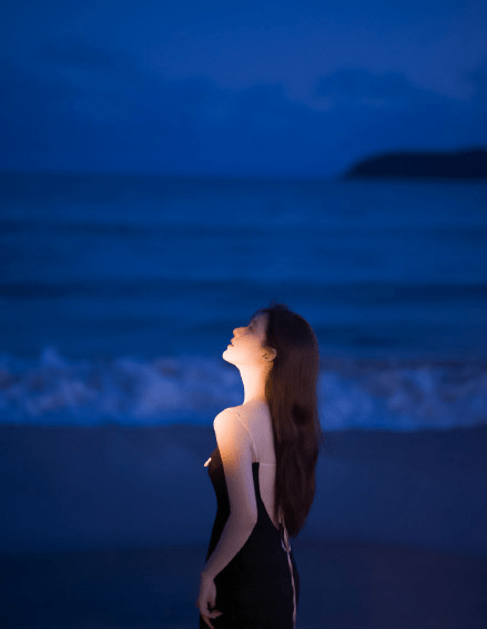 女神赵露思晒出性感写真大片，穿吊带裙海边秀美腿，牛奶肌嫩得掐出水