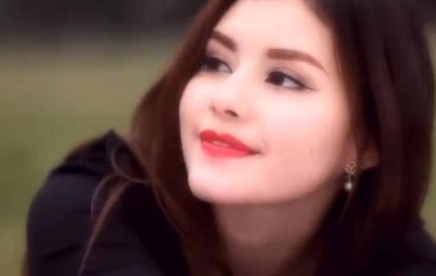 伊丽莎白混血网红为当演员把自己整残，19岁照片曝光颜值惊人，还不如不整