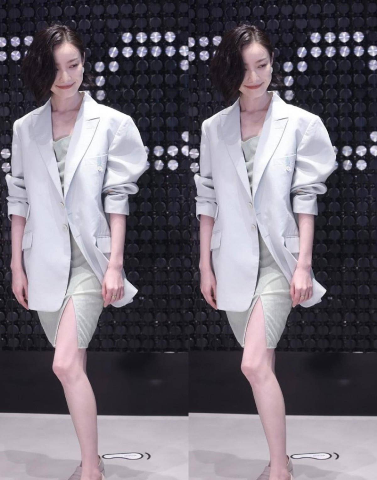 西装 倪妮的头肩比太优越了,穿领子开口的西装,肤色白嫩感觉好高贵