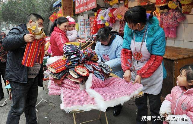 服装 河南26岁女子回家过年穿着朴素，见18岁表妹当场看呆，直呼谁才是年轻人