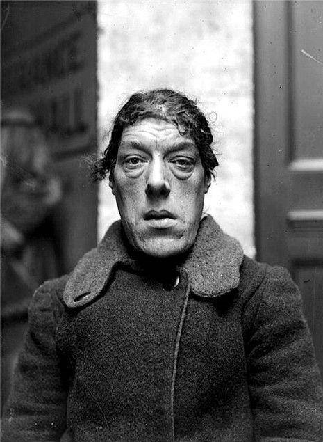 网友英国4胎妈妈变“丑女冠军”，年轻时长相如天使，网友：母爱至高