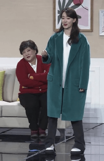 2022年的春晚上,贾玲和张小斐再度饰演"婆婆和媳妇",一起合作了小品