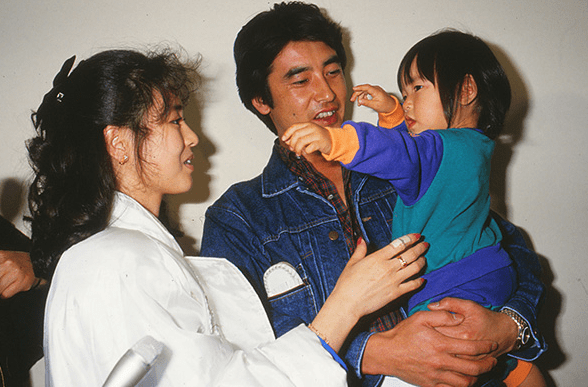 原创35岁女儿自杀后松田圣子悲观厌世在89岁母亲照顾下罕见外出做护理