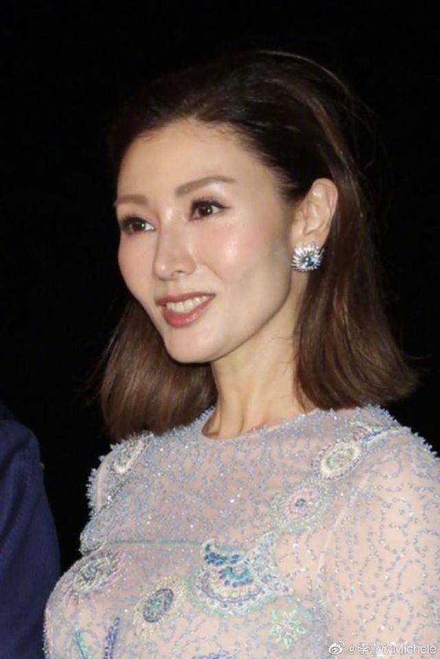 网友李嘉欣晒新年美照,容光焕发精神好,患重病后特意许愿:百毒不侵
