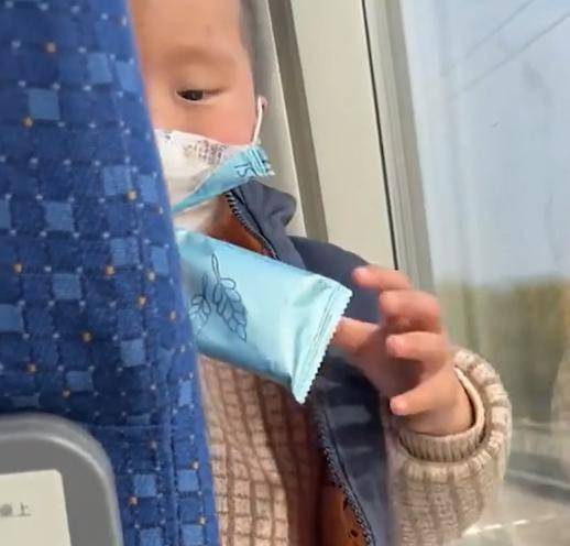 车窗|福建女子高铁吃零食,被前座小朋友目不转睛盯着,随后的举动真实