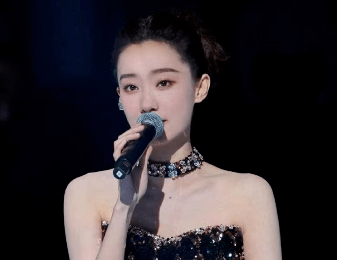 高定 网络盛典女星咖位秀来了:宋茜高定力压杨幂,张小斐黑金裙太惊艳