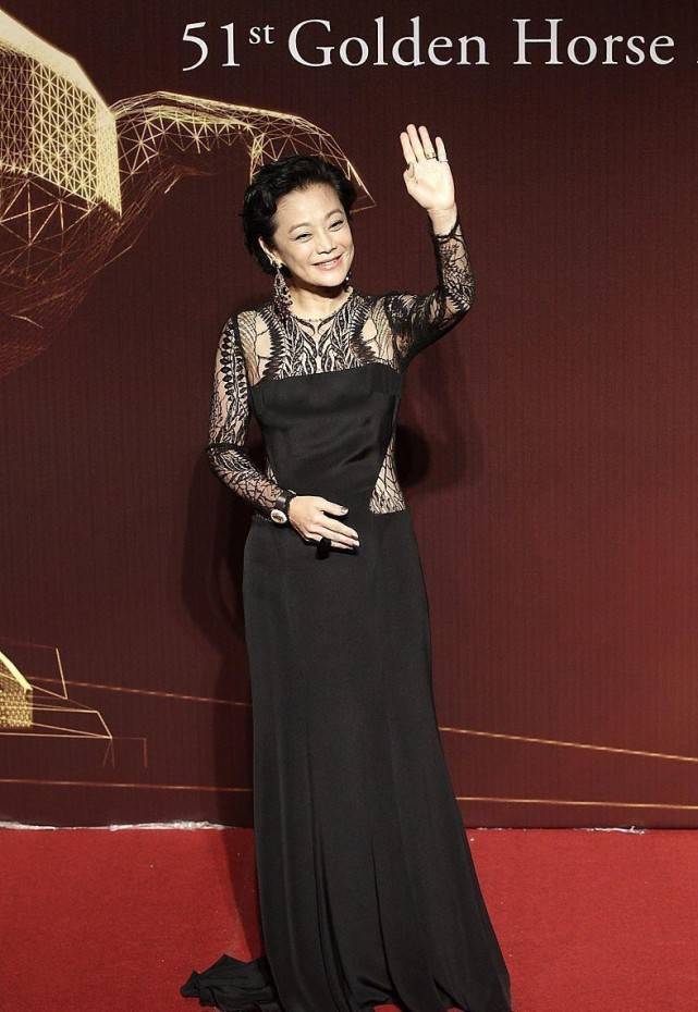 黑色 自然老去的张艾嘉有多美,穿镂空印花裙清新大方,有皱纹也耐看