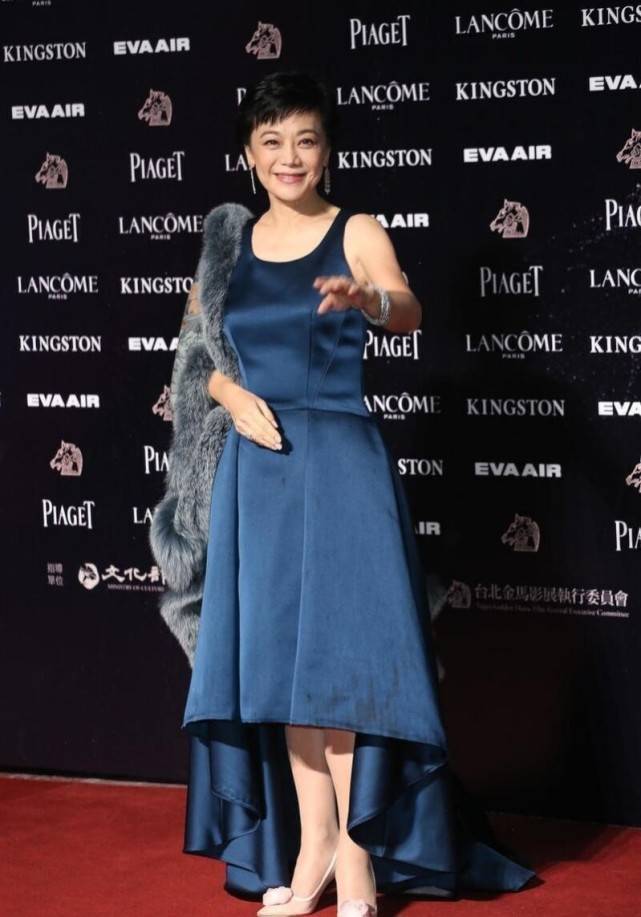 黑色 自然老去的张艾嘉有多美,穿镂空印花裙清新大方,有皱纹也耐看