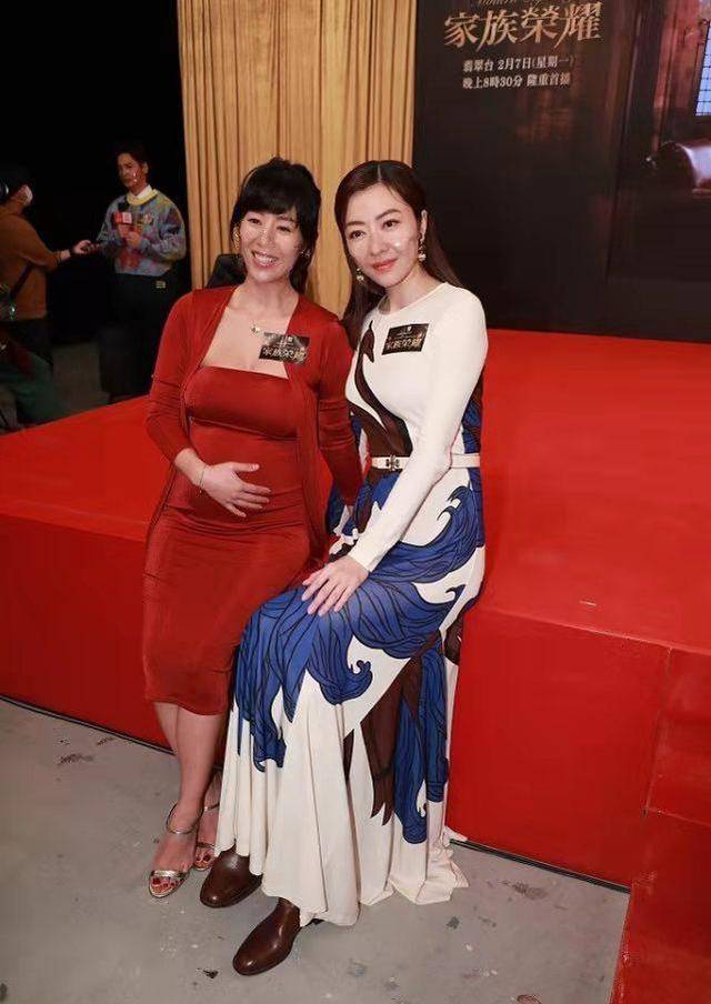 下巴 熊黛林罕见亮相,穿国风艺术长裙太美丽,瘦成尖下巴法令纹抢镜