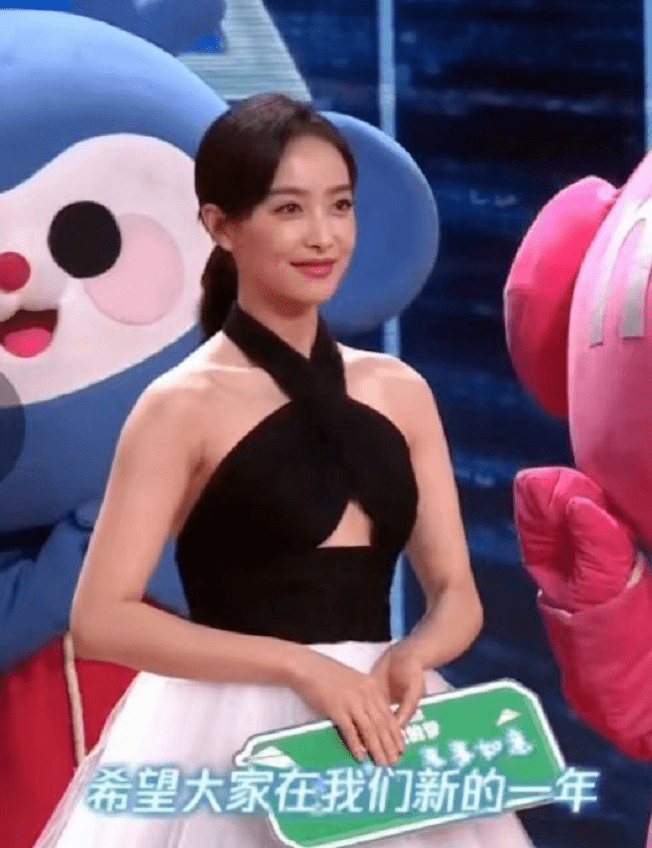 高定 网络盛典女星咖位秀来了:宋茜高定力压杨幂,张小斐黑金裙太惊艳