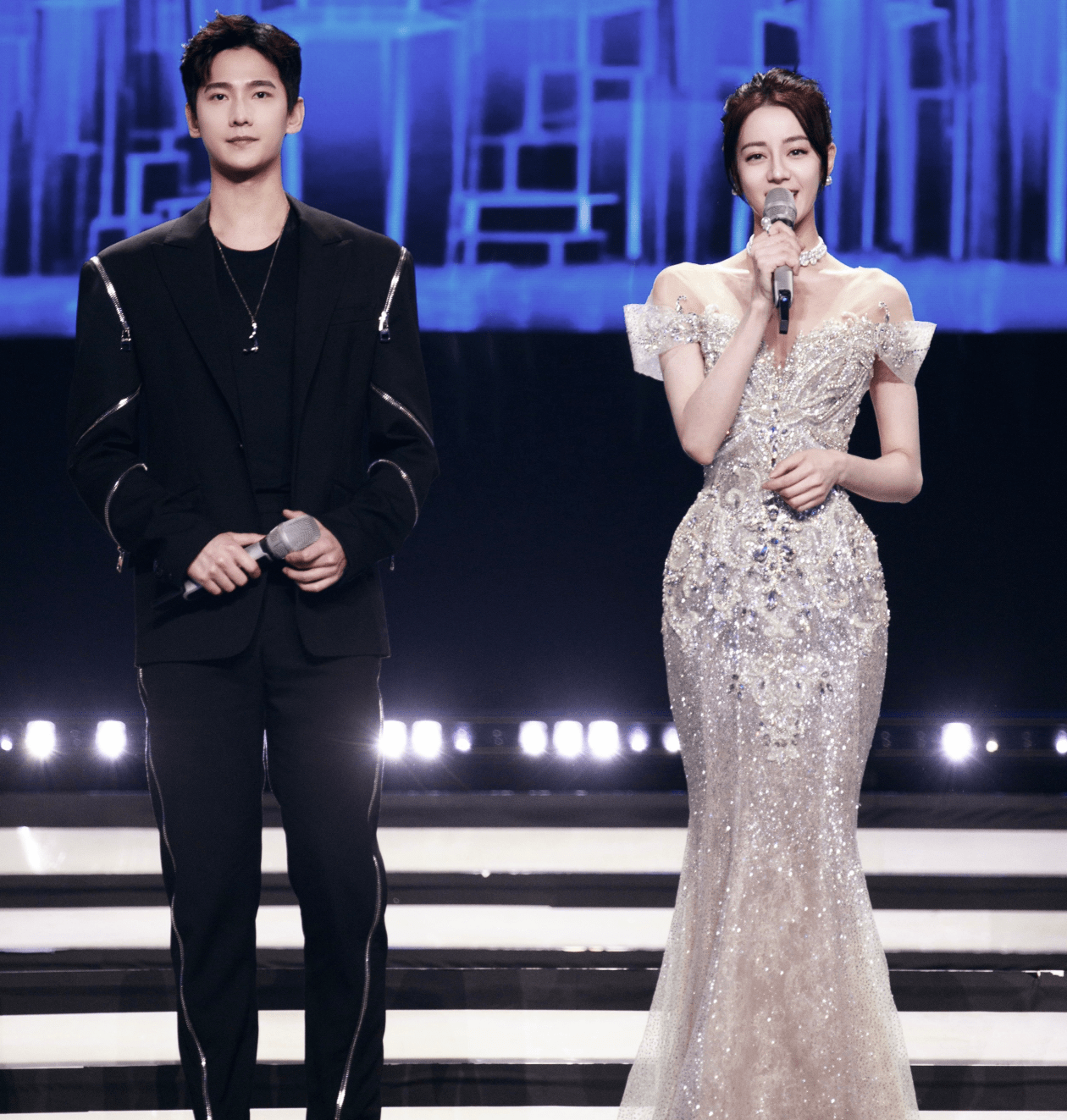 高定 网络盛典女星咖位秀来了:宋茜高定力压杨幂,张小斐黑金裙太惊艳