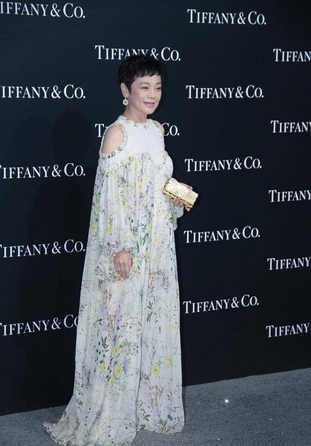 黑色 自然老去的张艾嘉有多美,穿镂空印花裙清新大方,有皱纹也耐看