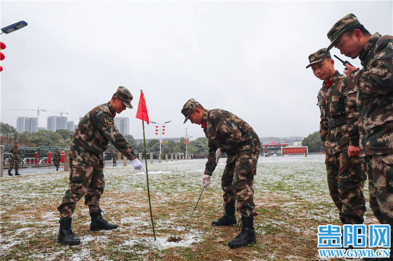 机动|武警贵州省总队机动支队举办雪中趣味高尔夫球赛