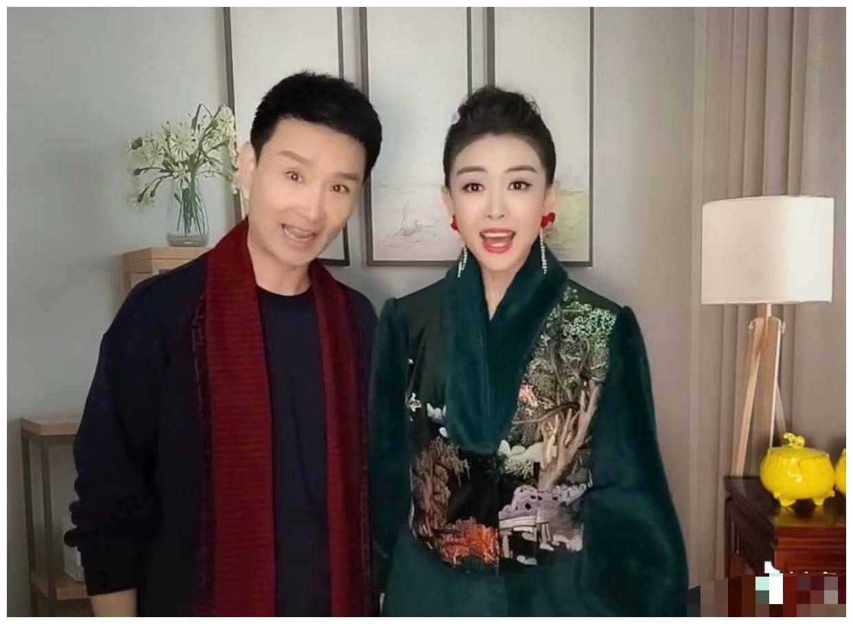 原创刘和刚携妻儿豪宅内拜年世姐妻子盛装如少女一双儿女神似爸