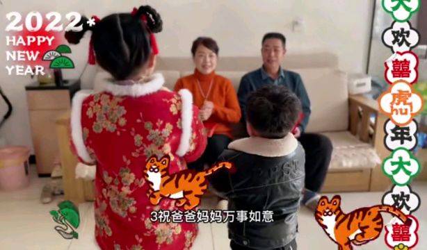 原创奇奇悦悦给田静公婆拜年奇奇收到姚爸的红包一个动作显优良家风
