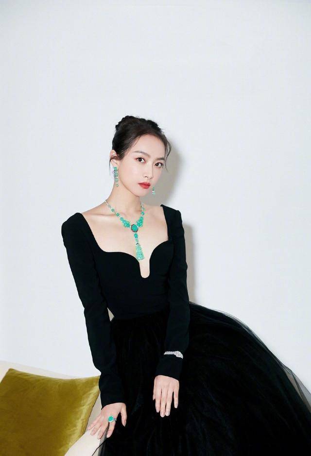 设计绿宝石光彩慢慢，黑色立马变出色