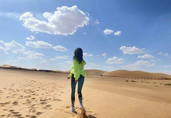 身材 关晓彤真会选场所!穿毛衣海边拜年秀身材太聪明,选对场所美三分