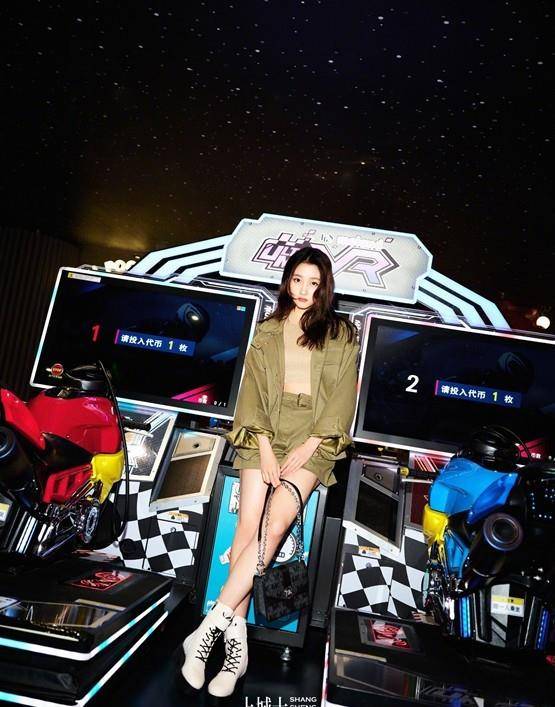 身材 关晓彤真会选场所!穿毛衣海边拜年秀身材太聪明,选对场所美三分