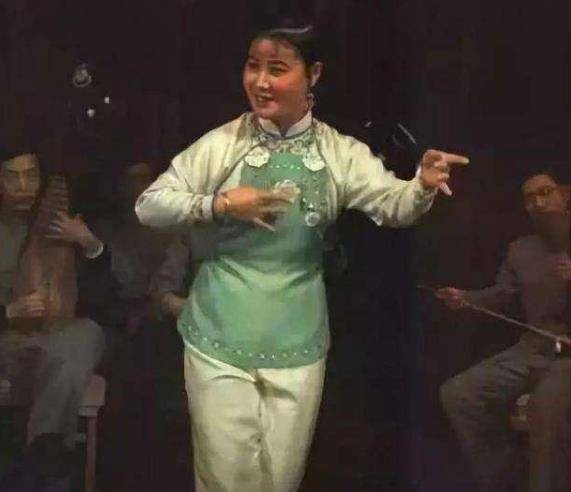 随着年龄的增长,郭兰英也想换个行业,就参加了文工团,成为了一名歌舞