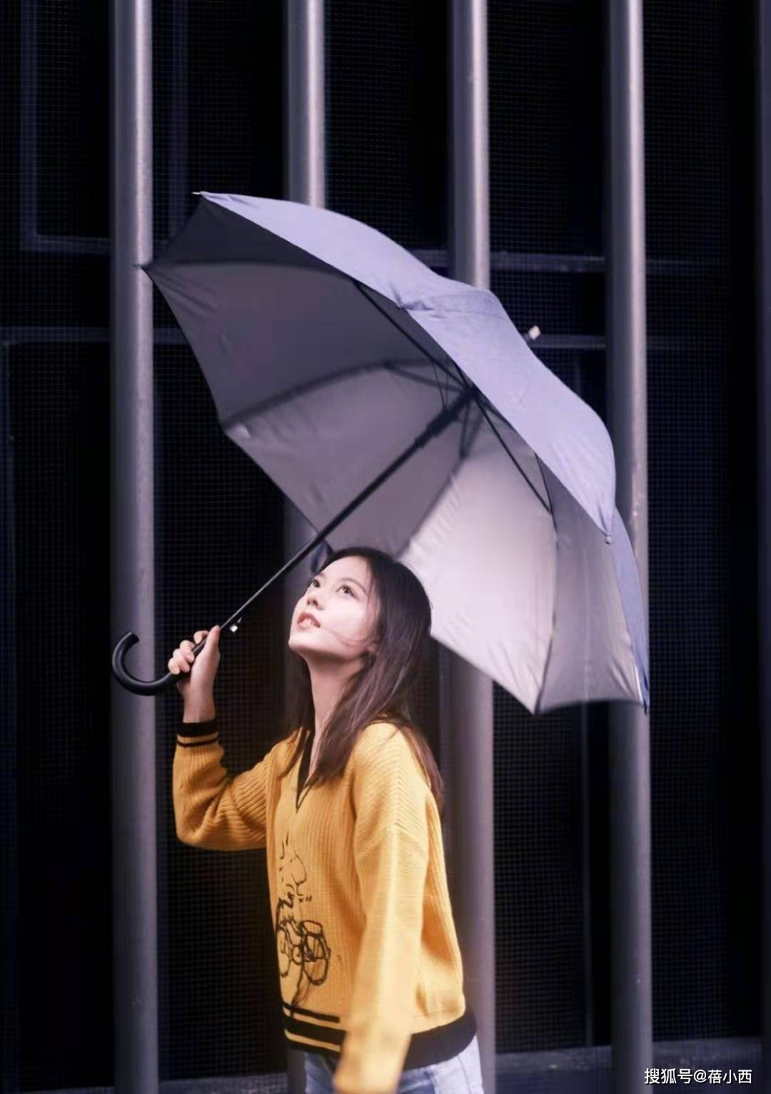 黑色 赵今麦不当时尚博主可惜了，这身“黑色羽绒服”打扮，简约又洋气