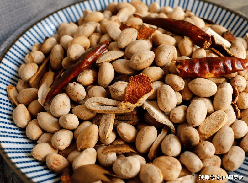 花生米加一把大蒜 不油炸不水煮 又香又酥脆 招待客人有面子 过滤出来 做法 香味