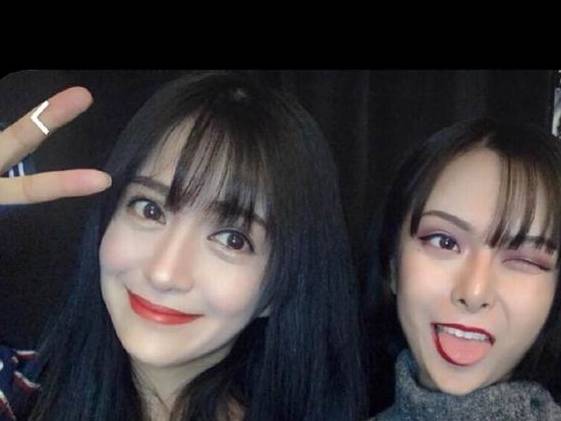 因为50岁辣妈火了，和24岁女儿站在一起龄成谜，网友：风韵犹存