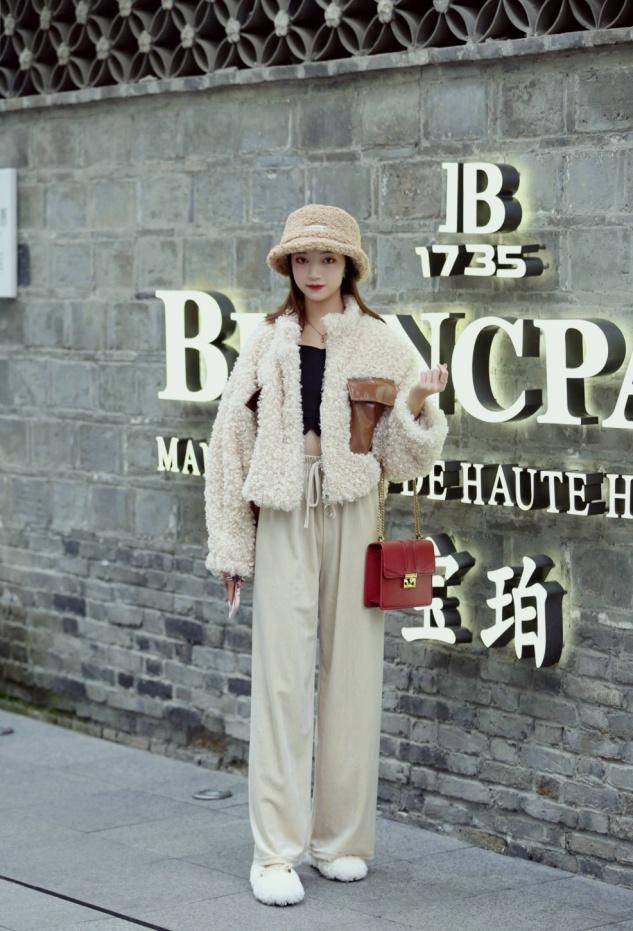 女生 冬天流行的不是羽绒服,而是这种保暖又时髦的外套,超有范儿