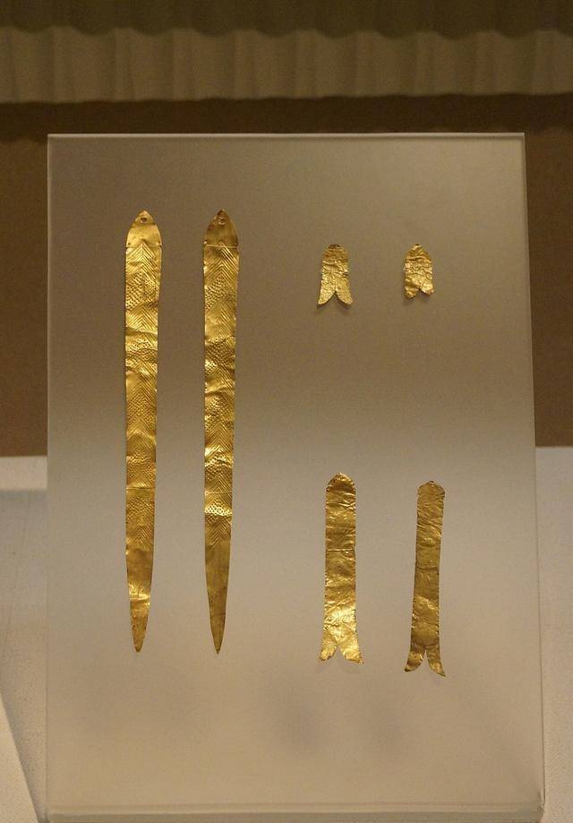 原创三星堆遗址出土的金器灿烂辉煌与三星堆青铜器相得益彰