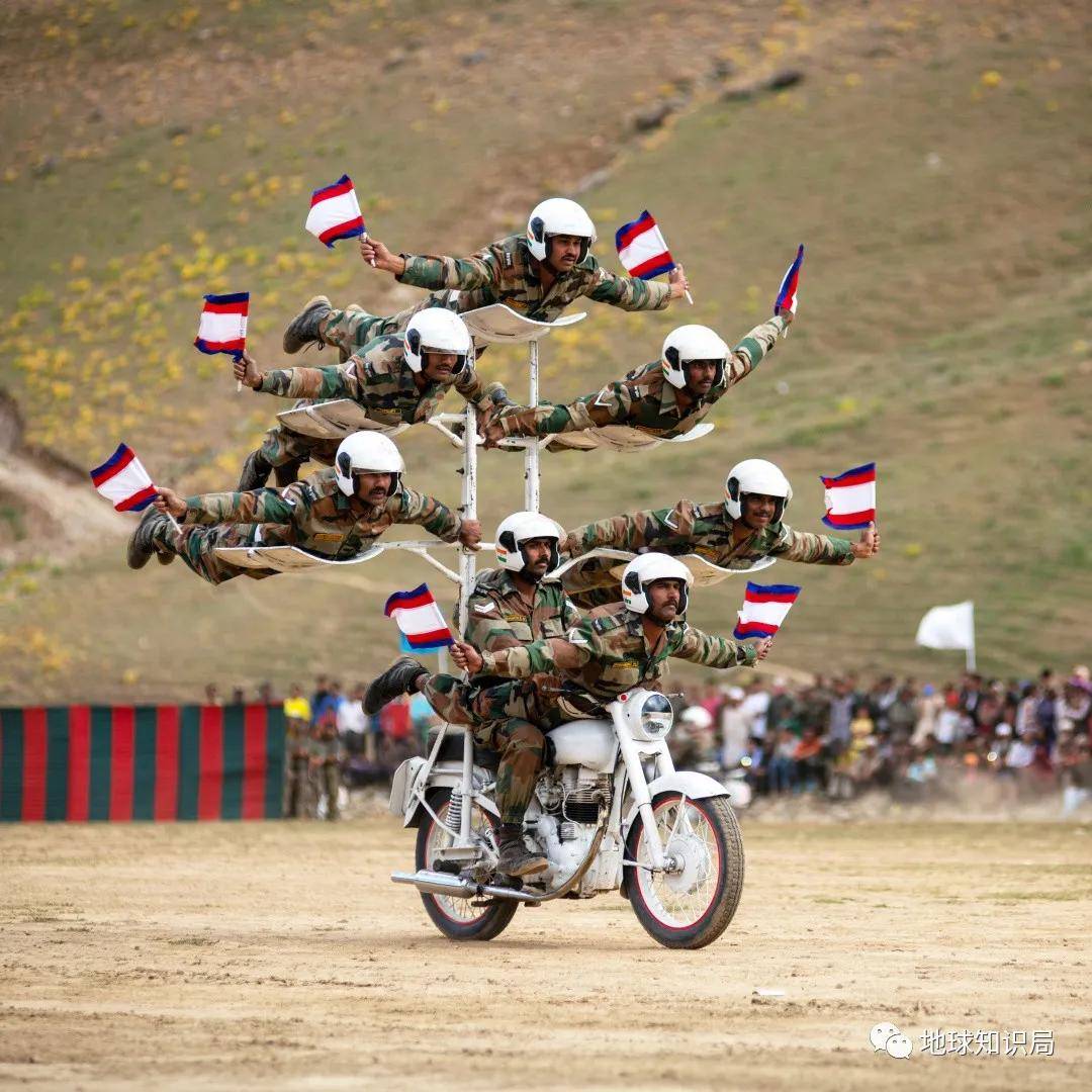 印度士兵独具特色的阅兵仪式，奇葩的摩托车表演当属一绝！_新浪新闻