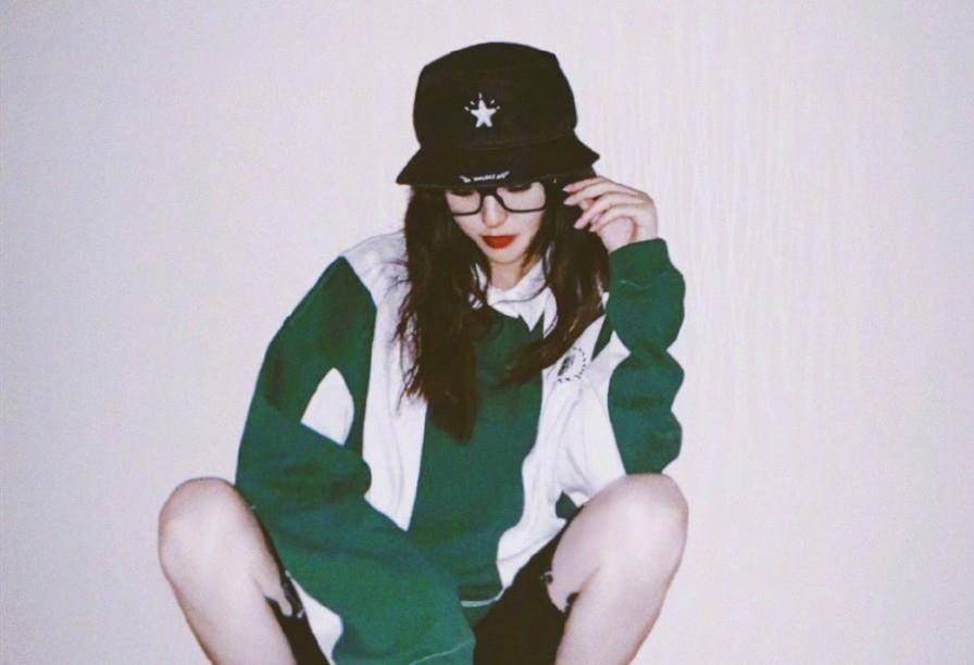 视觉 36岁唐嫣晒美照，老公罗晋视觉下卫衣健美短裤，配红唇美得认不出