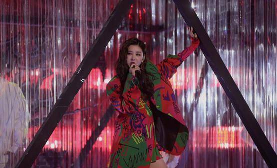 李小萌 李小萌拼乐高成儿子奴!穿毛衣亲吻儿子真放得开,老公当甩手掌柜