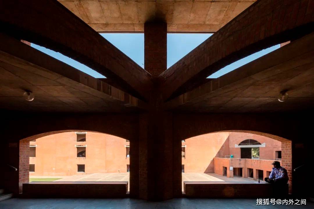 路易斯·康 / 印度管理学院_进行_教学_走廊