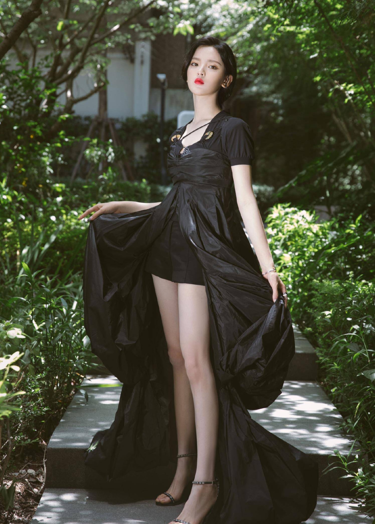 御姐看脸是“萌妹”,看身材是“御姐”,这3位女星的反差感太强了