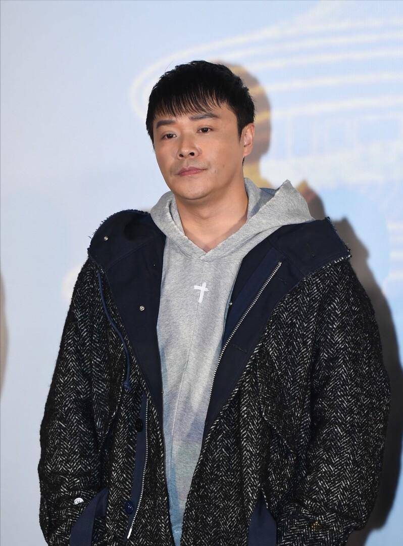 黑色 陈思诚虽然到了大叔年纪,可穿得还挺时髦,卫衣配宽松大衣挺有型