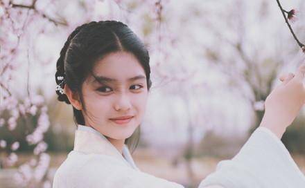飞刀13岁的她穿上汉服,网友惊呼:刘亦菲终于有接班人了
