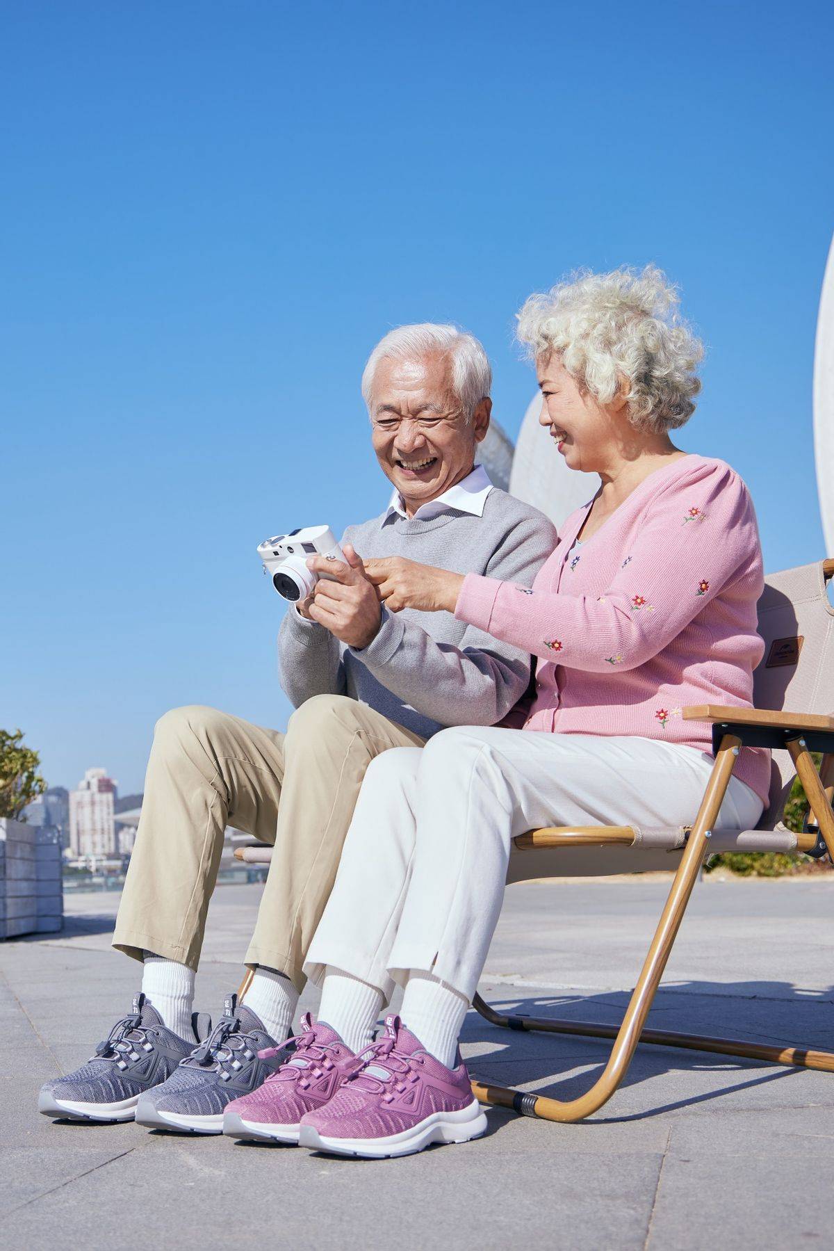 鞋始终坚持以用户为中心,不断研发升级产品,致力于解决老人穿鞋难题