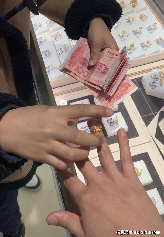 8岁孩子用1000元压岁钱给妈妈买金戒指,妈妈很开心,网友酸了