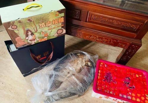 大盒|网友们晒公司发的年货，差距真不大，都是日常所需，真接地气