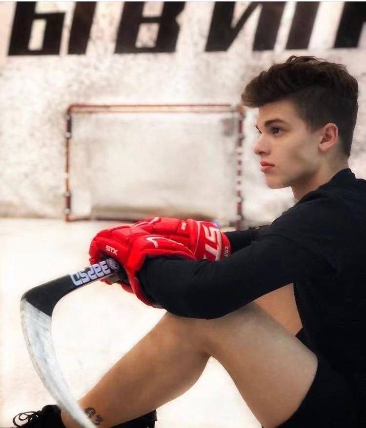 原创俄罗斯18岁小将颜值比实力更出众阳光帅气男友风十足让人着迷