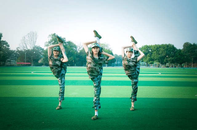 安徽一女大学生在军训时展示才艺跳起了内衣热舞这合适吗