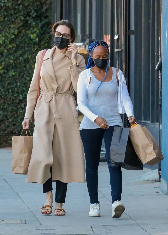 黑色 朱莉穿裸色大衣超霸气！脚踩拖鞋不嫌冷，17岁黑人养女壮到没有腰