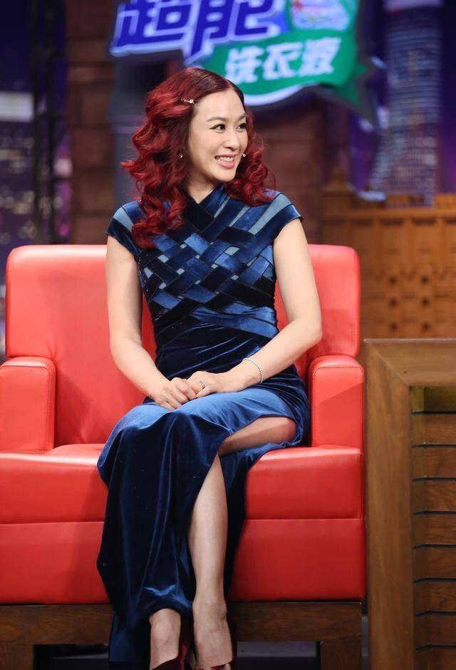 整体 钟丽缇拍全家福想扮嫩，穿旗袍还配哪吒头，却被婆婆贵妇装抢了镜