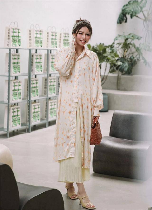 整体 会穿才不显老！给40岁以上女人的过年穿搭建议：裙过踝、靴要跟