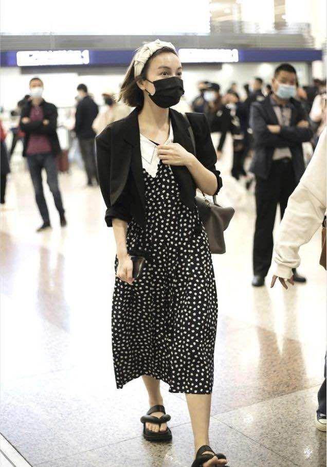 缺点吴昕素颜走机场，发际线很“真实”，还好穿搭够甜美