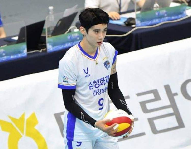 26岁男排帅哥在家身亡,长相帅气,颜值不输偶像明星_金仁赫_网络_化妆